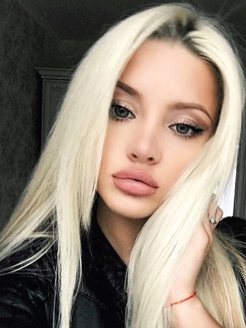 Алёна Шишкова брюнетка