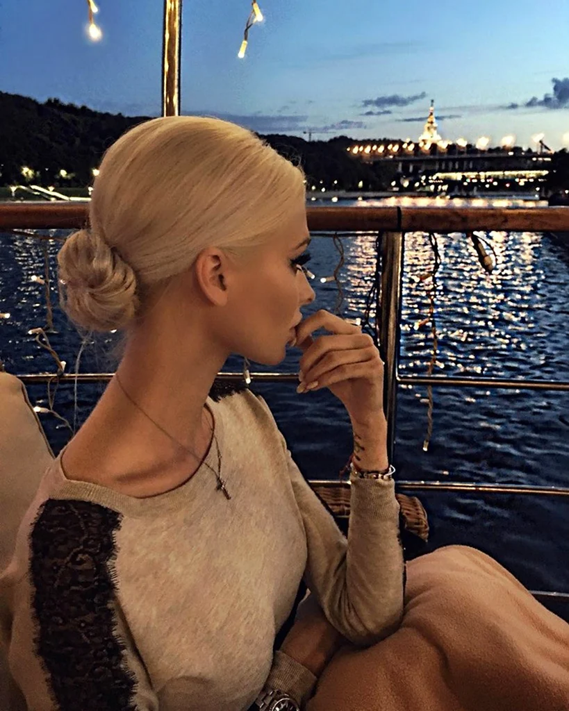 Алёна Шишкова в профиль