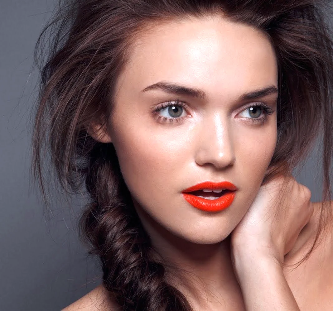 Barbara Palvin красная помада