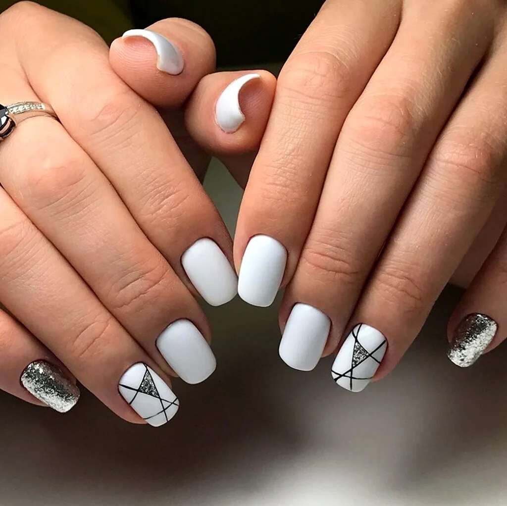 Белый маникюр