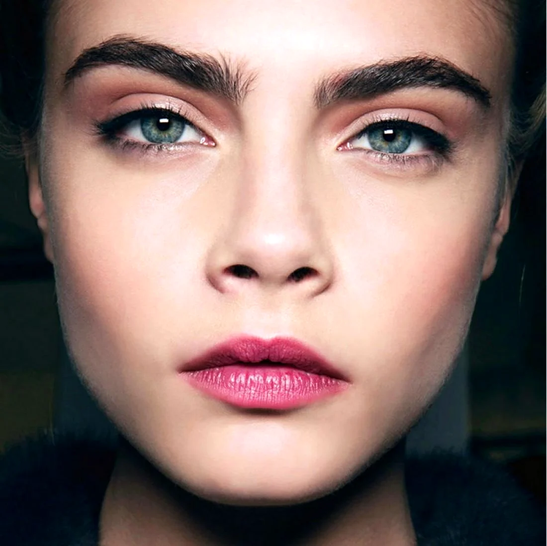 Cara Delevingne брови