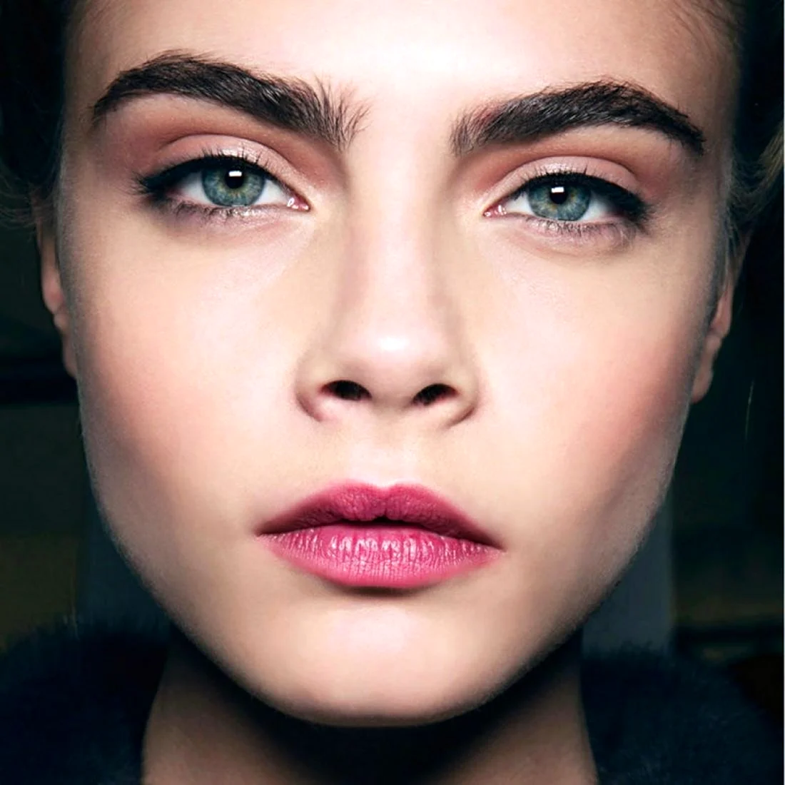 Cara Delevingne брови