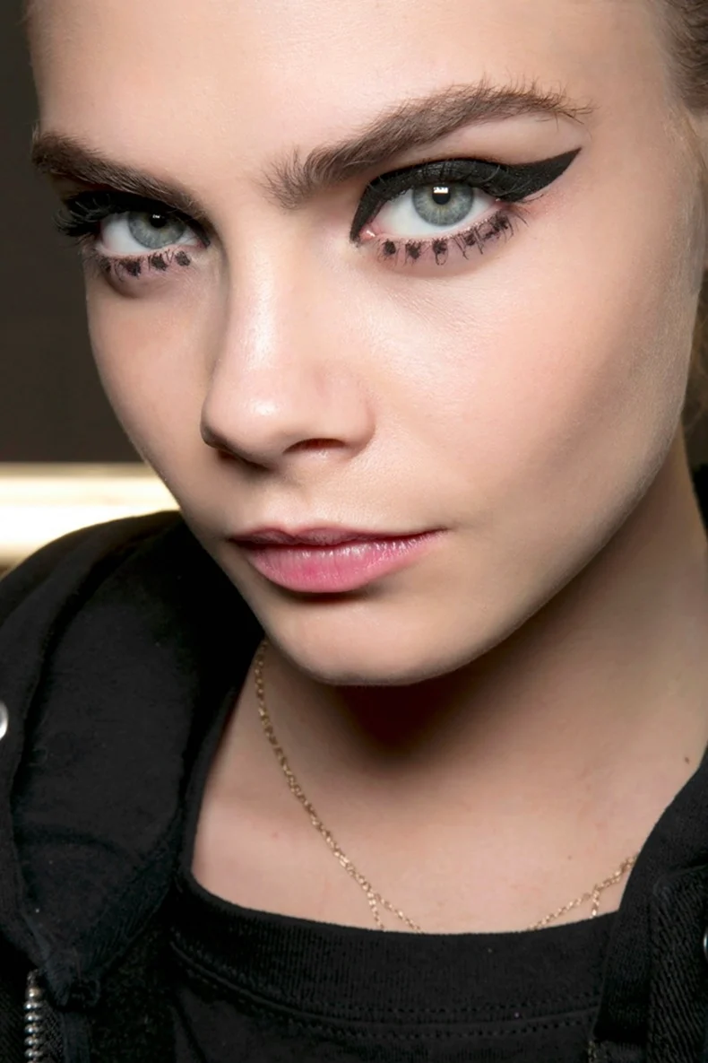 Cara Delevingne стрелки на глазах