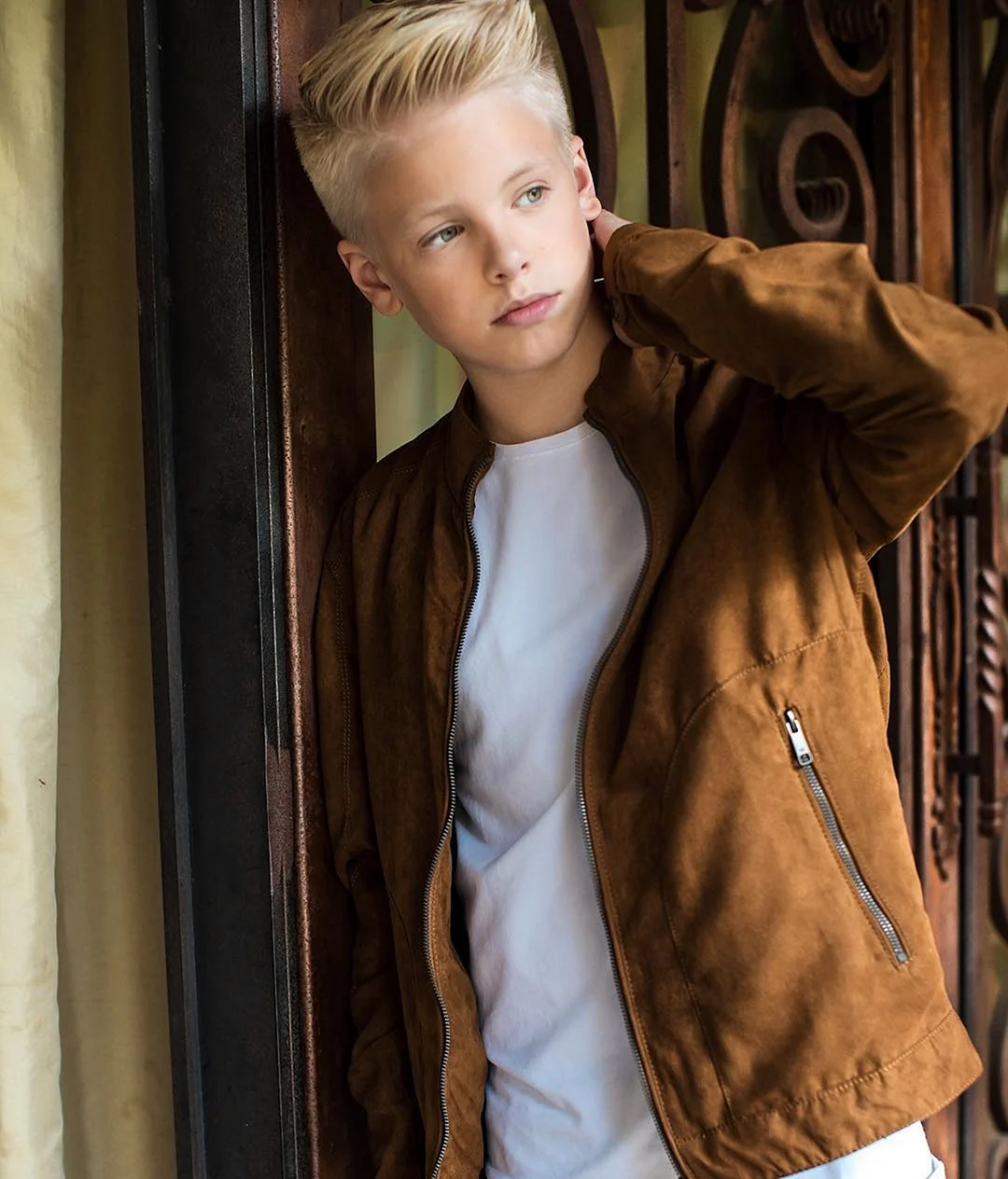 Carson Lueders блондин