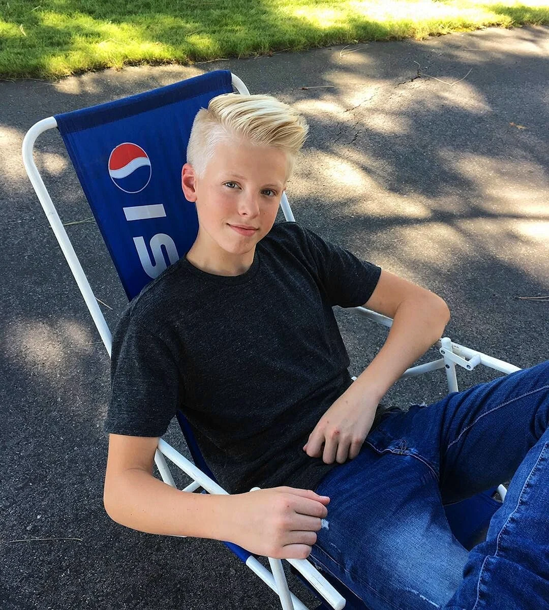 Carson Lueders блондин