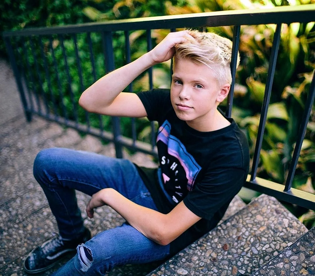 Carson Lueders блондин