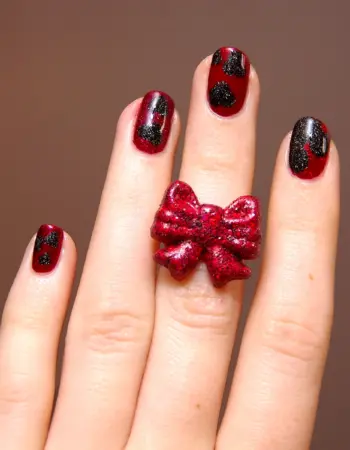Черные ногти с красными блестками
