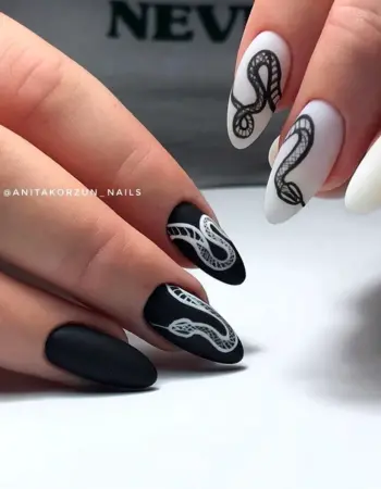 Чёрные ногти со змеей