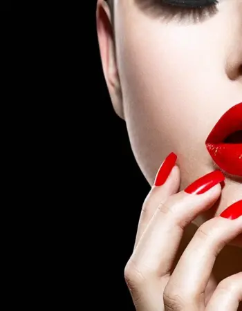 Девушка с красными губами и красными ногтями