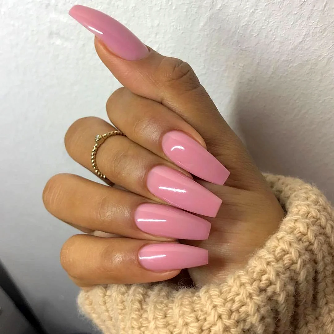 Длинные розовые ногти