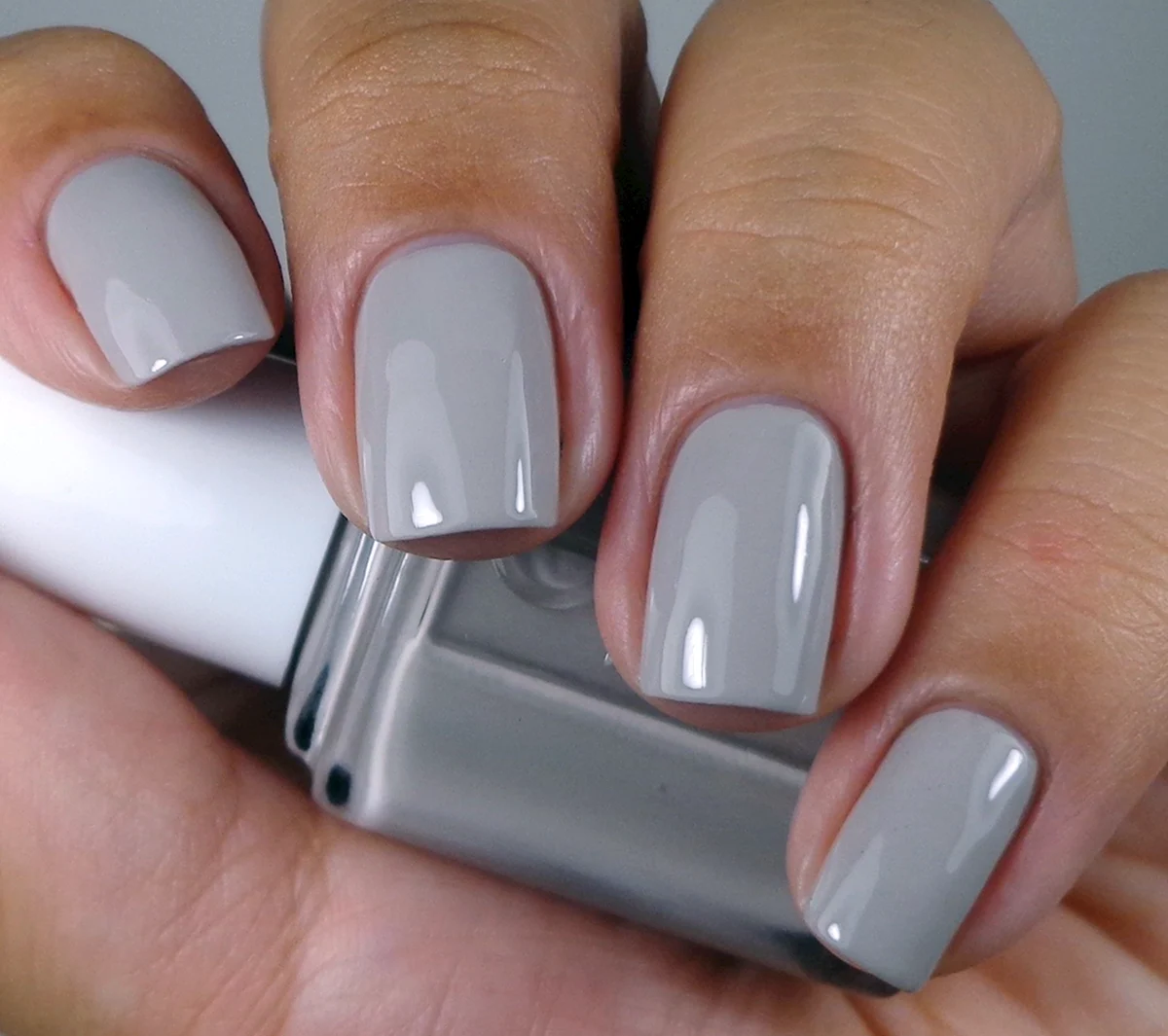 Essie 2021 серый