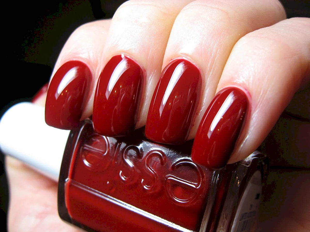 Essie кроваво красный