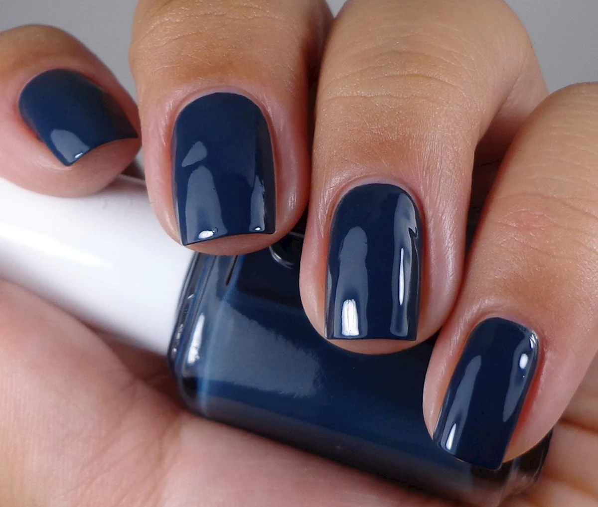 Essie темно синий