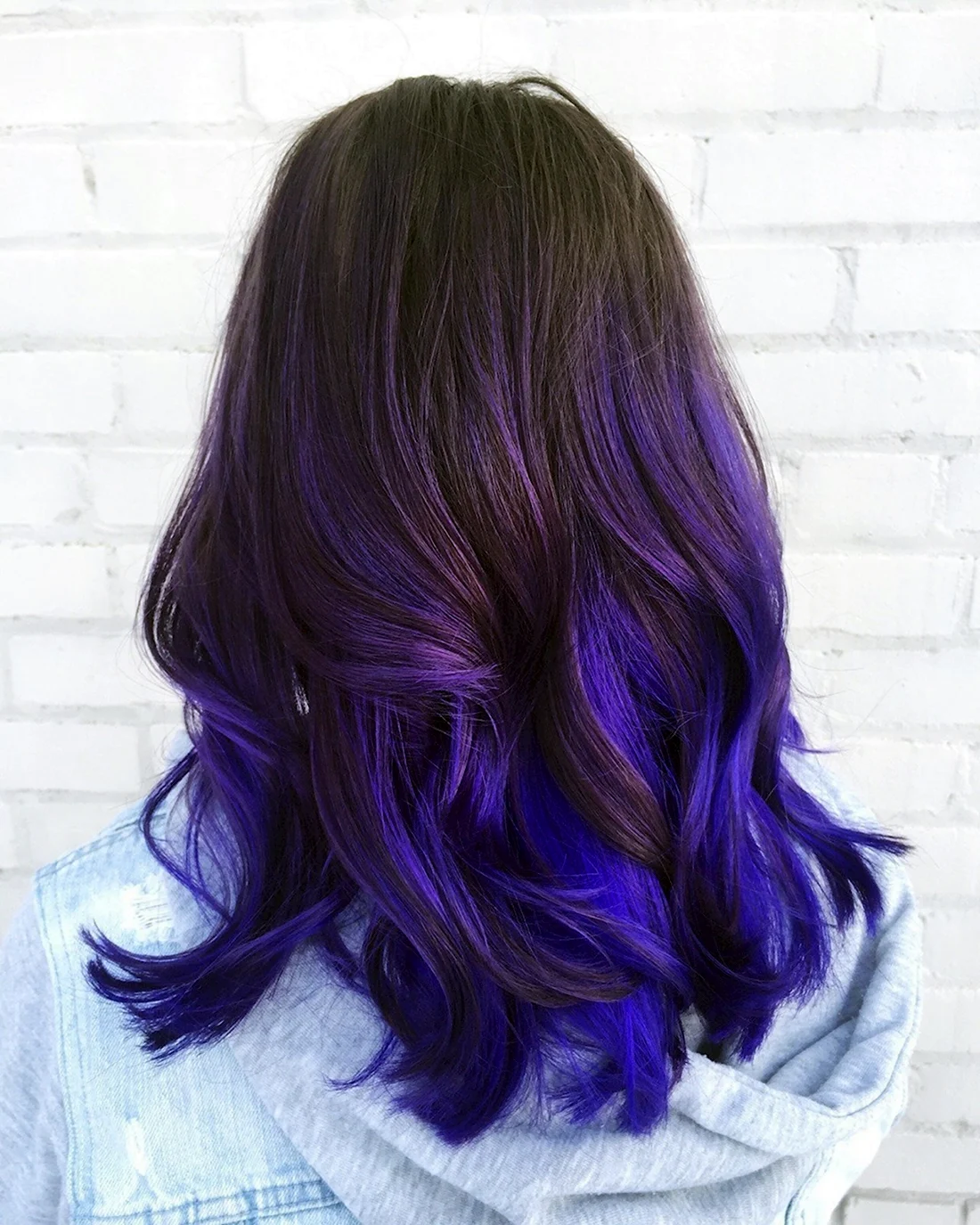 Фиолетовые кончики на темных волосах
