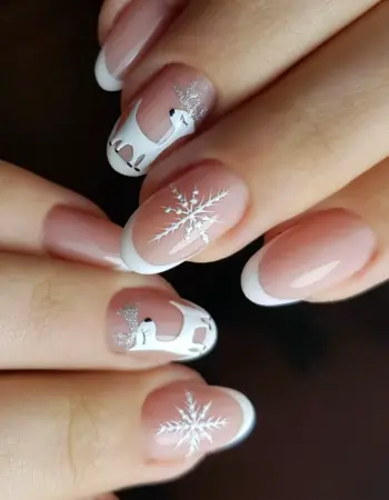 Френч со снежинками на ногтях