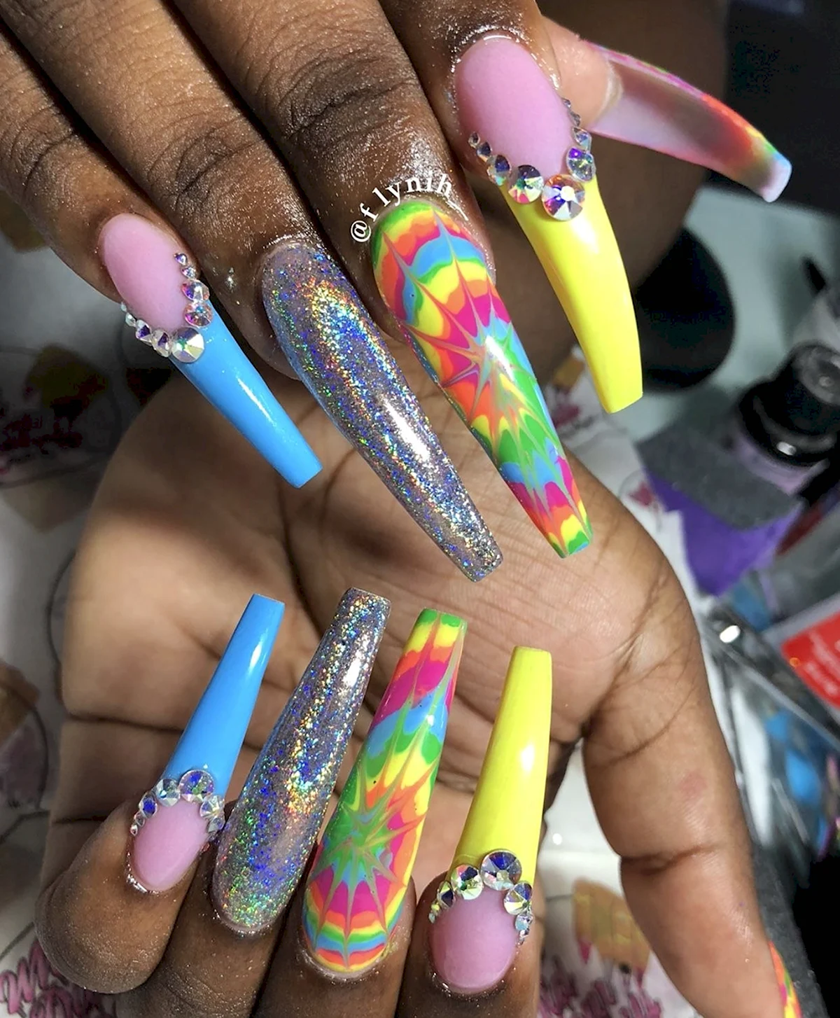 Яркие длинные ногти