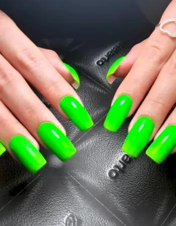 Яркие зеленые ногти