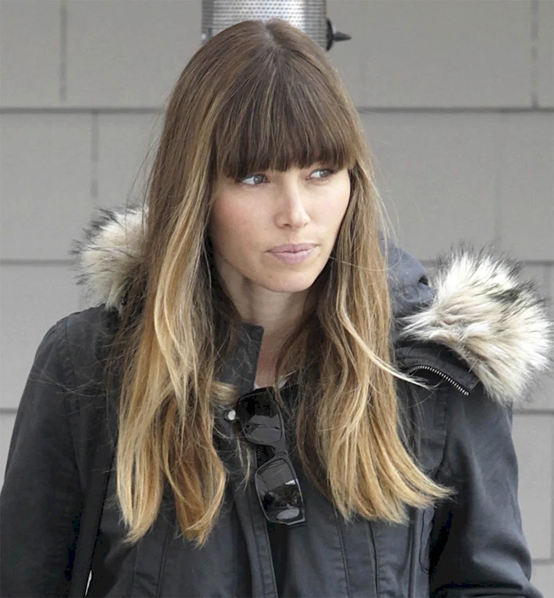 Jessica Biel прическа с челкой