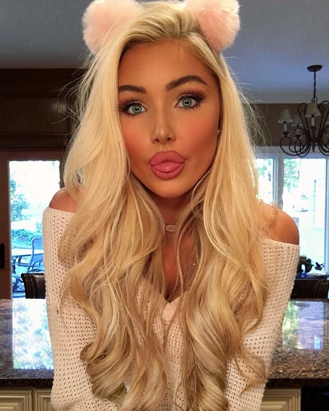 Katerina Rozmajzl губы