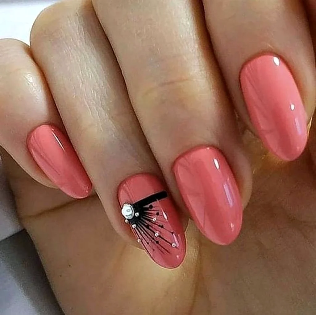 Коралловый маникюр с дизайном