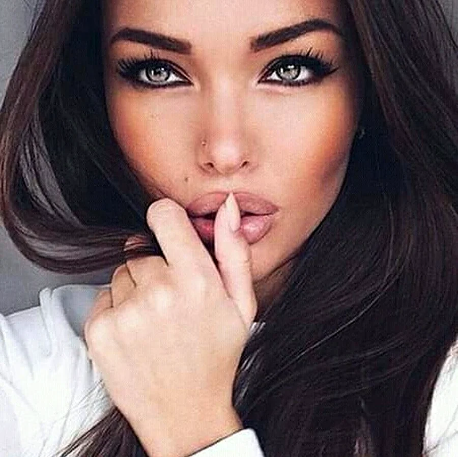 Красивые девушки с красивыми губами