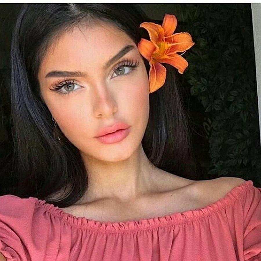 Красивые девушки с пухлыми губами