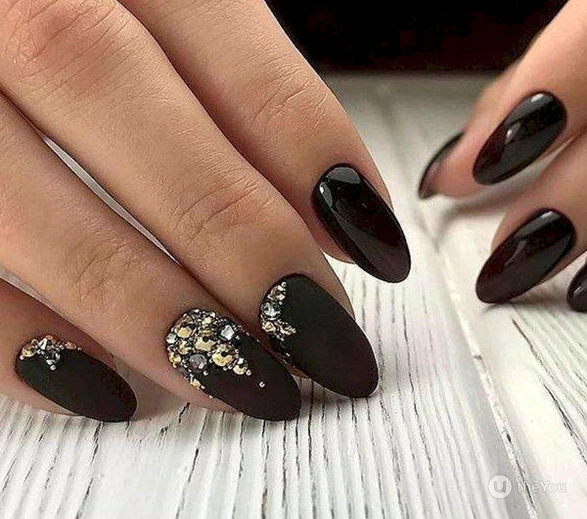 Красивый черный маникюр со стразами