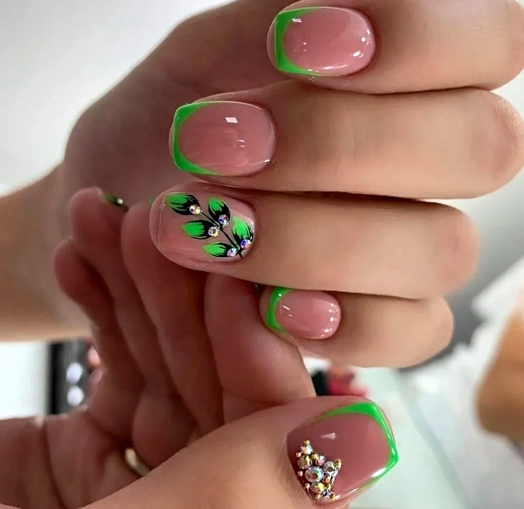Красивый летний френч на короткие ногти