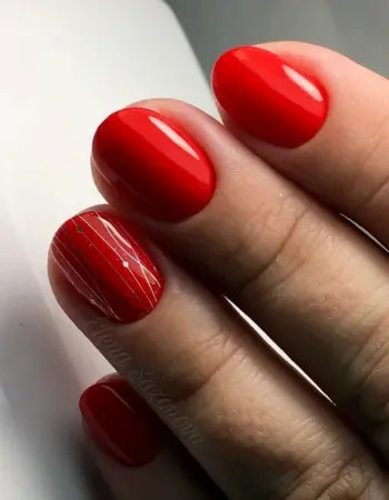 Красный маникюр на короткие овальные ногти
