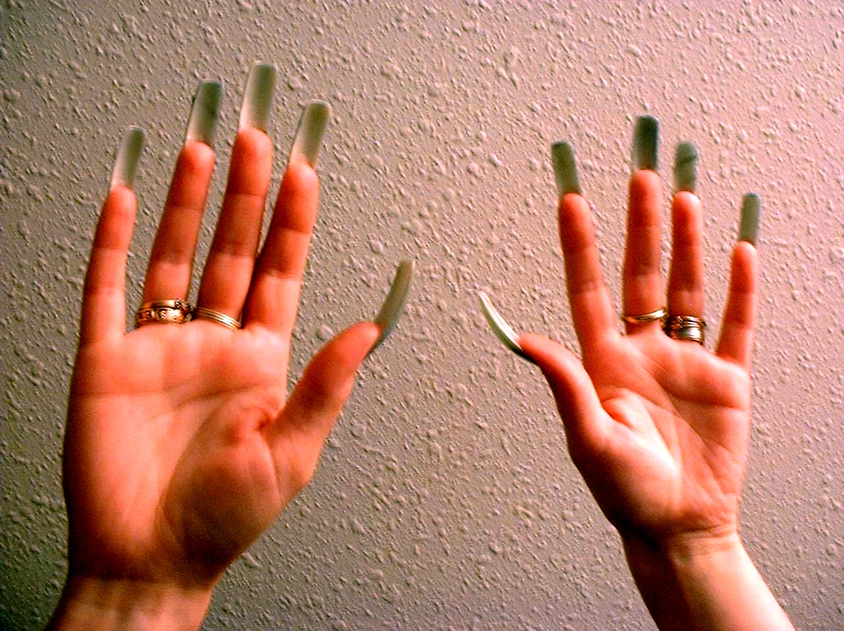 Ладонь с длинными ногтями