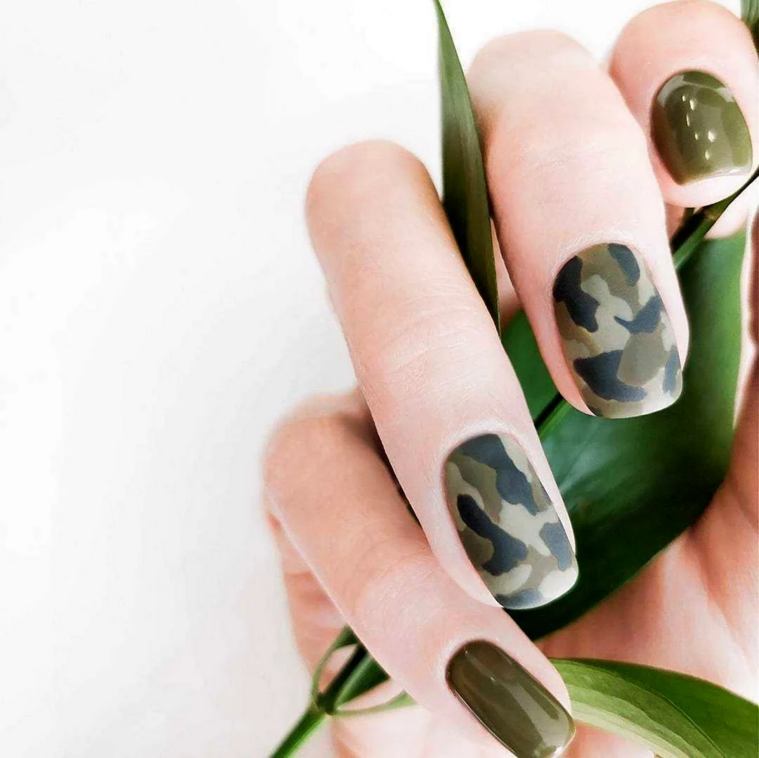 Листики на ногтях