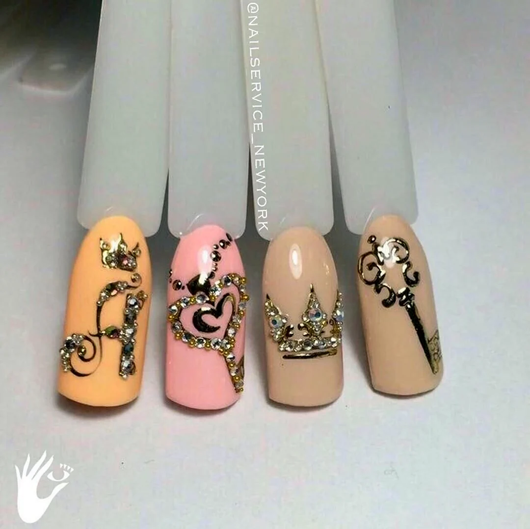 Маникюр дизайн с короной