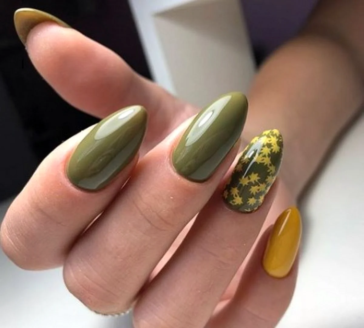 Маникюр оливковый с желтым