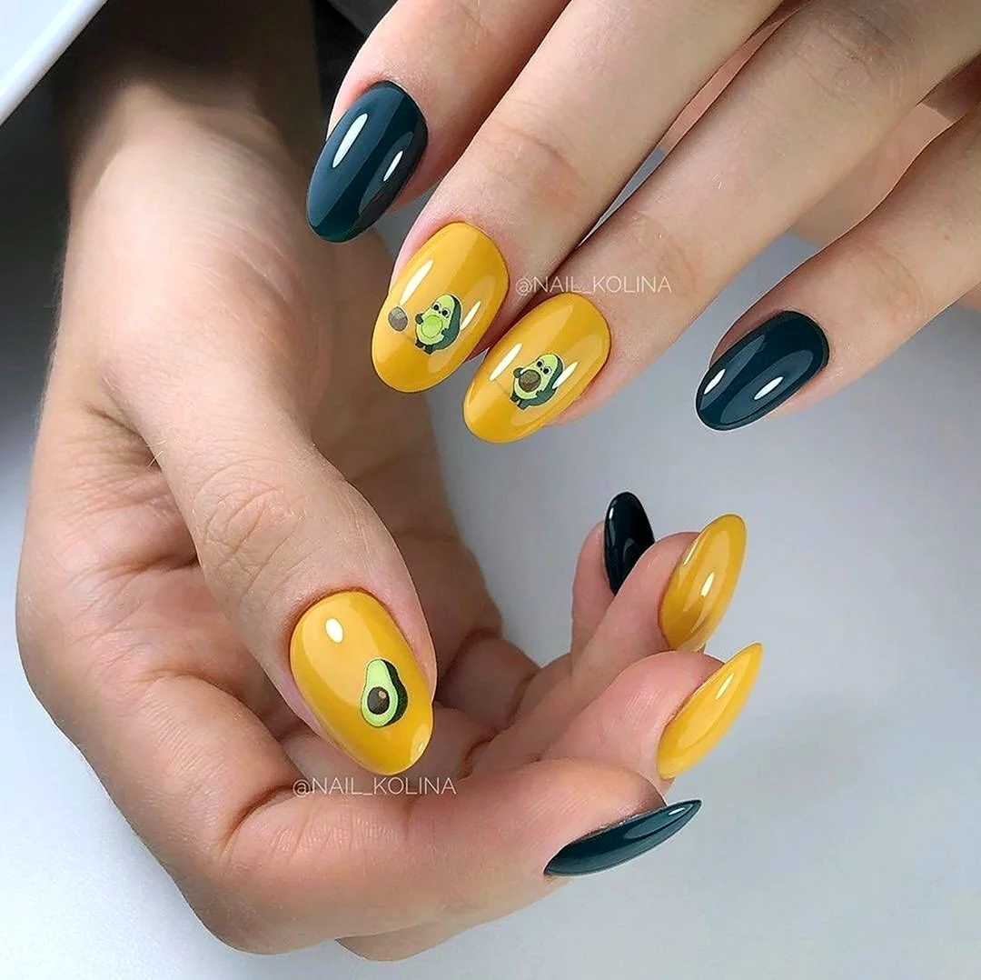 Маникюр с авокадо
