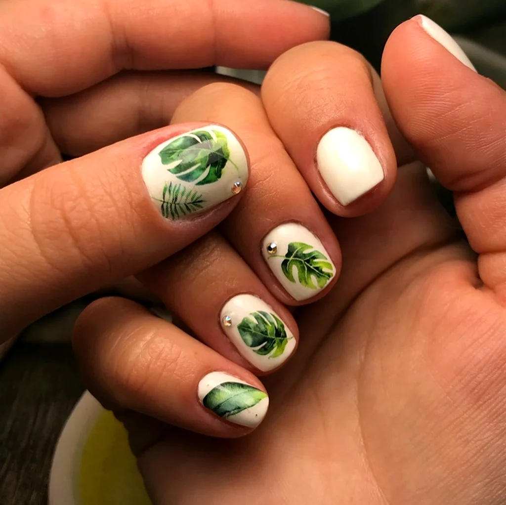 Маникюр с листьями