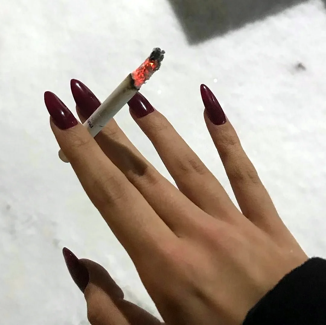Маникюр с сигаретой в руке