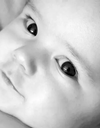 Младенец с карими глазами