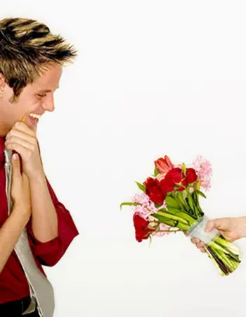 Мужчина дарит цветы женщине