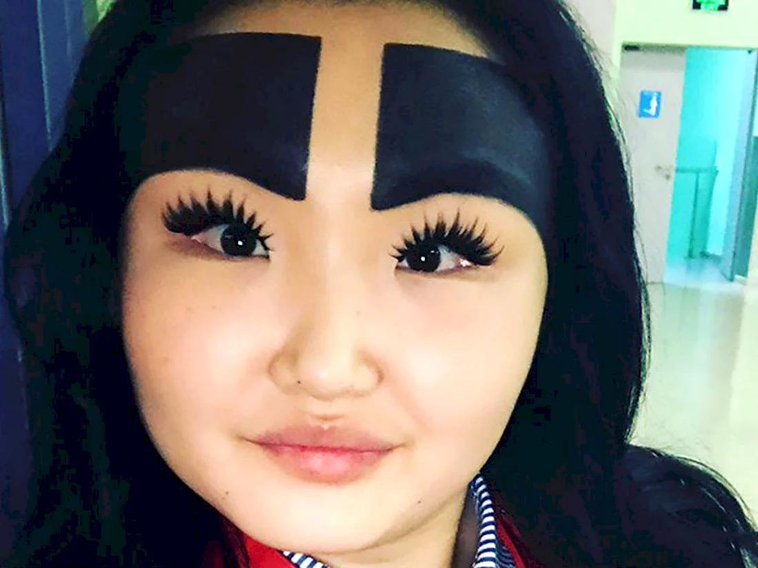 Надрез на брови у девушек