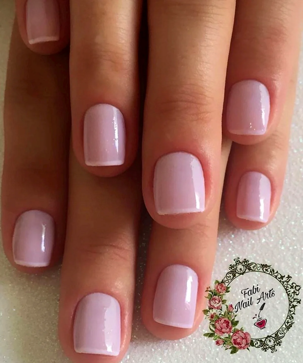 Нежно розовый маникюр на короткие
