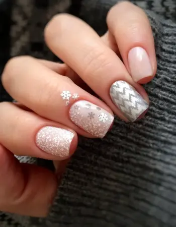 Нежные ногти со снежинками