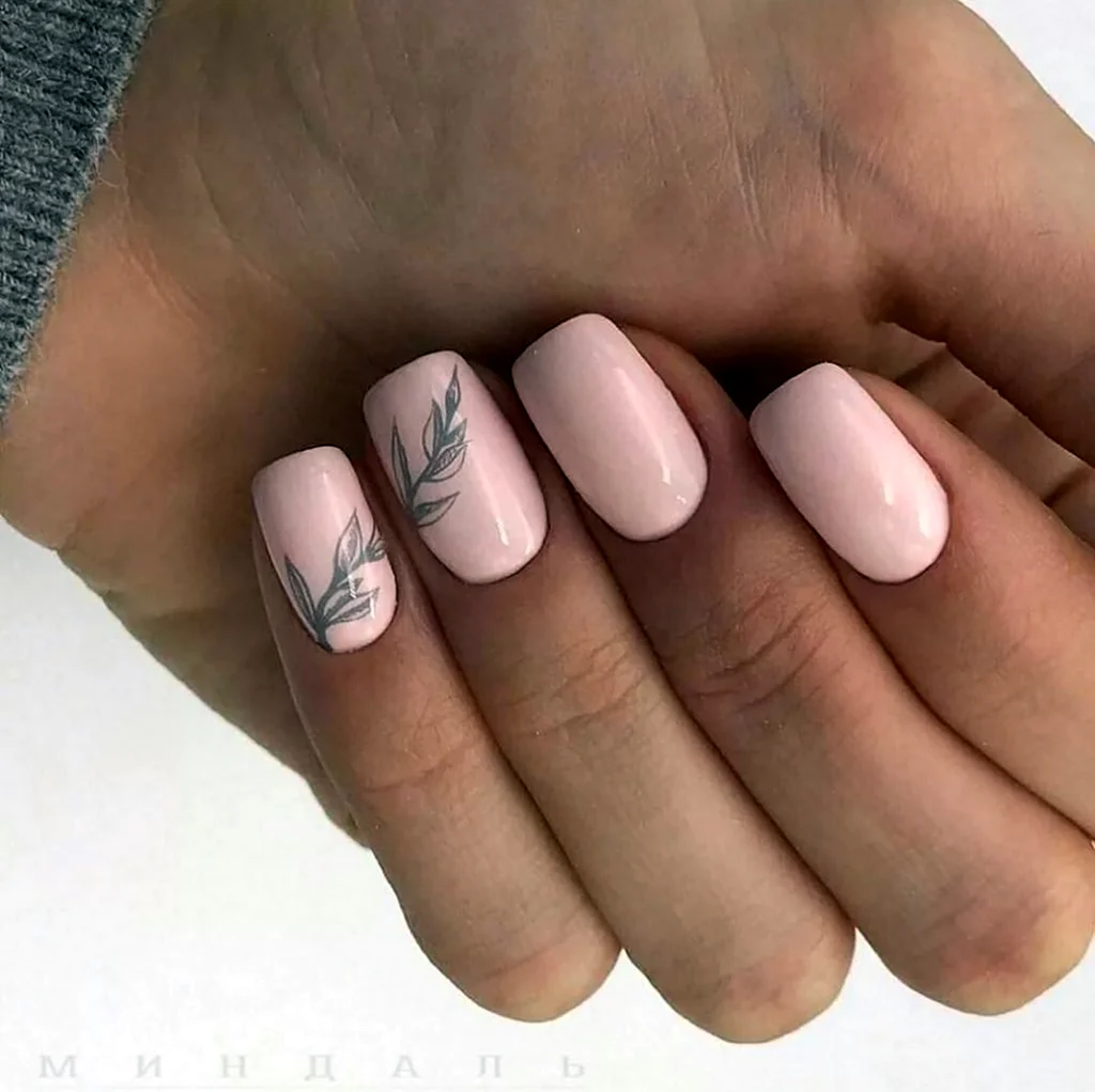 Нежный маникюр на короткие