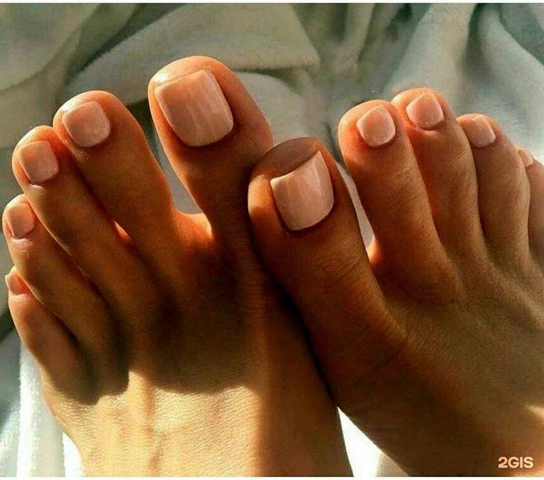 Нежный педикюр