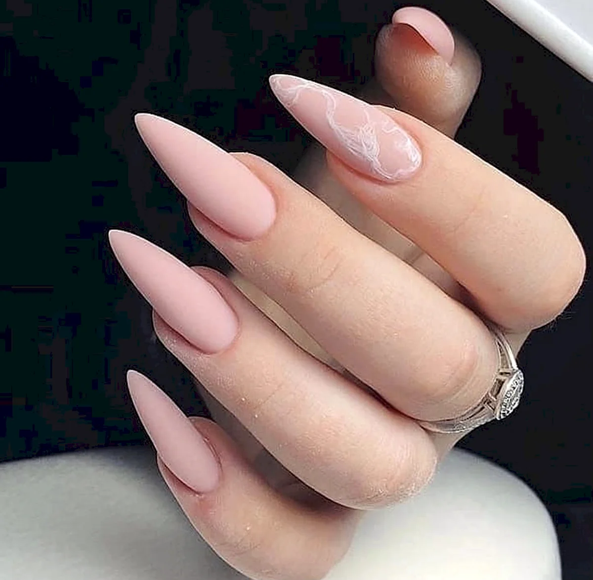 Нюдовый маникюр на длинные ногти миндаль