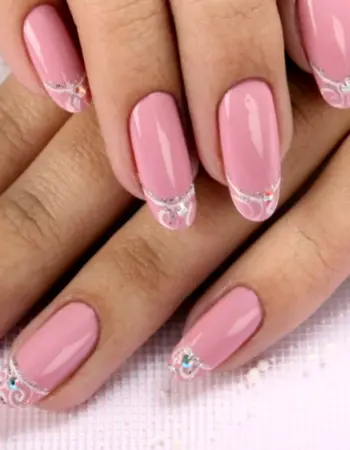 Ногти нежно розового цвета френч