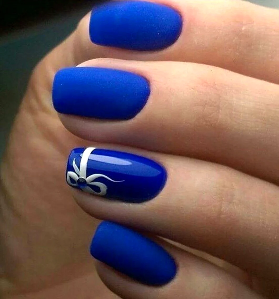 Ногти синие с белым
