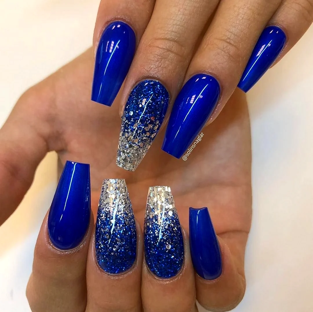 Ногти синие с блестками