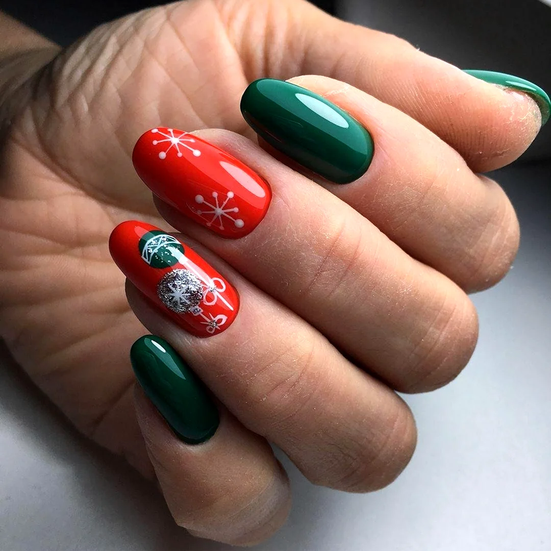 Новогодний маникюр красный с зеленым