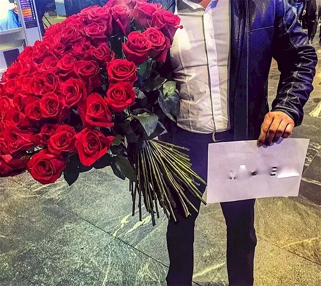 Парень с большим букетом