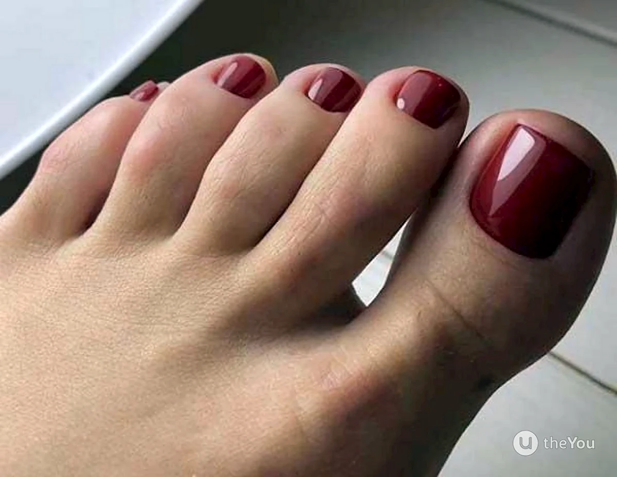 Педикюр красный однотонный